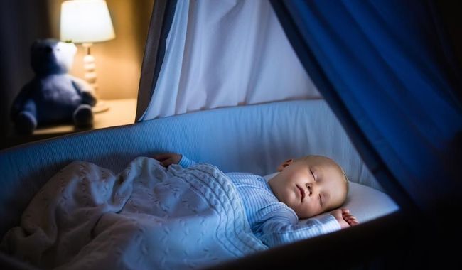 Bébé qui dort dans son berceau sommeil - Babykare.fr